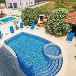 Filip - Private Pool & Gym