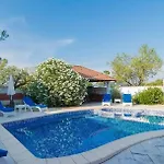 Filip - Private Pool & Gym Pula