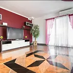 Filip - Private Pool & Gym Pula
