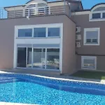 Filip - Private Pool & Gym *