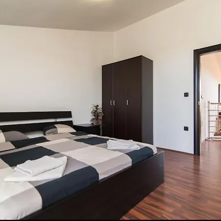 Filip - Private Pool & Gym