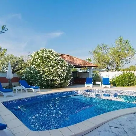 Filip - Private Pool & Gym プーラ
