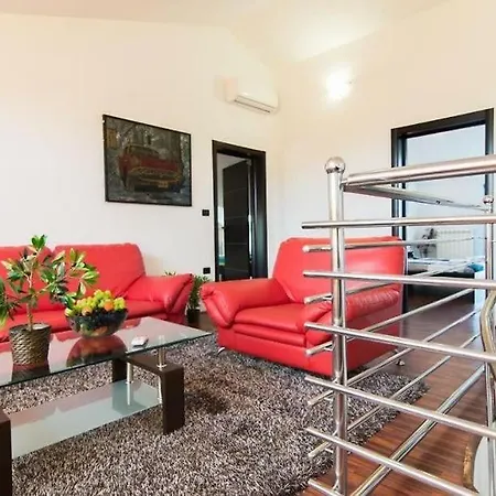 Filip - Private Pool & Gym