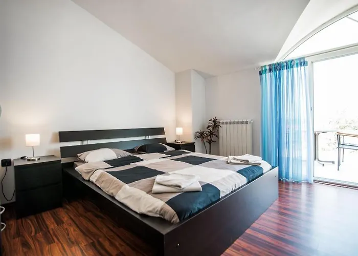 Filip - Private Pool & Gym Pula