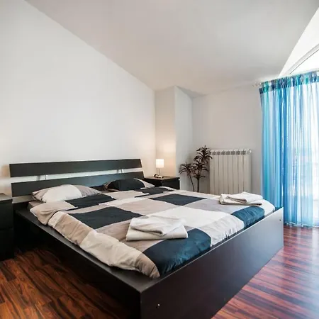 Filip - Private Pool & Gym Pula