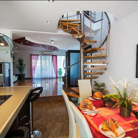 Filip - Private Pool & Gym