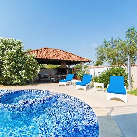 Filip - Private Pool & Gym Pula