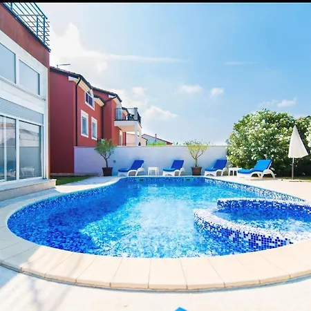 Filip - Private Pool & Gym