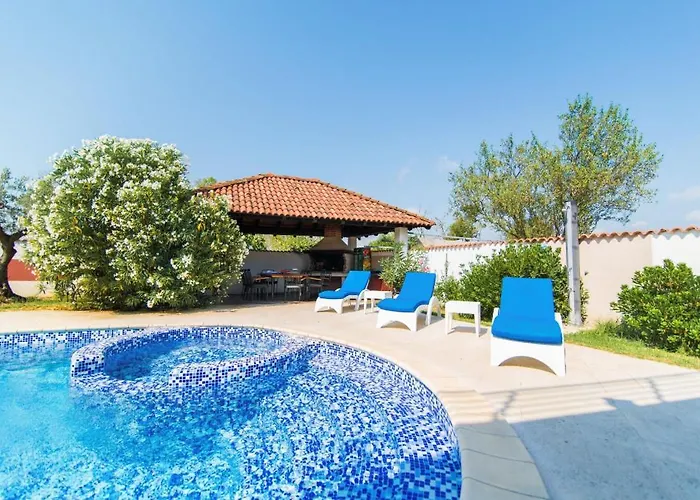 Filip - Private Pool & Gym פולה