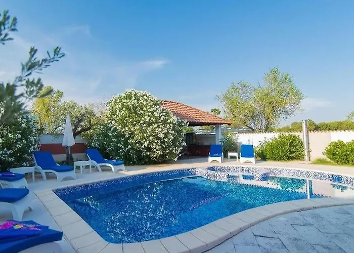 Filip - Private Pool & Gym פולה